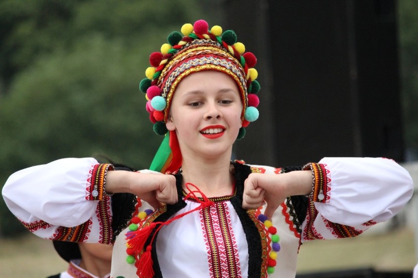 Występ zespołów folklorystycznych z Serbii i Ukrainy, na Nocy Świętojańskiej w Nowej Wsi Zbąskiej