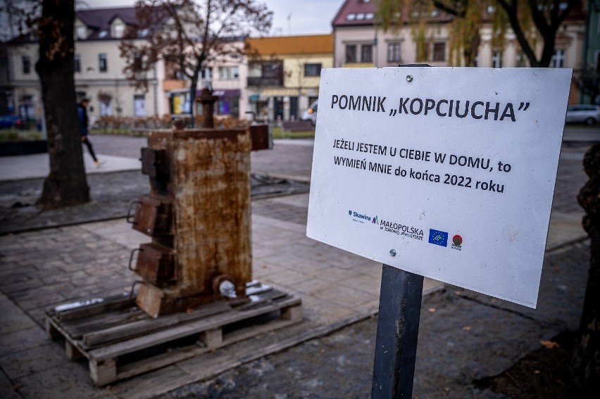 Na rynku w Skawinie od września 2021 roku stoi pomnik...