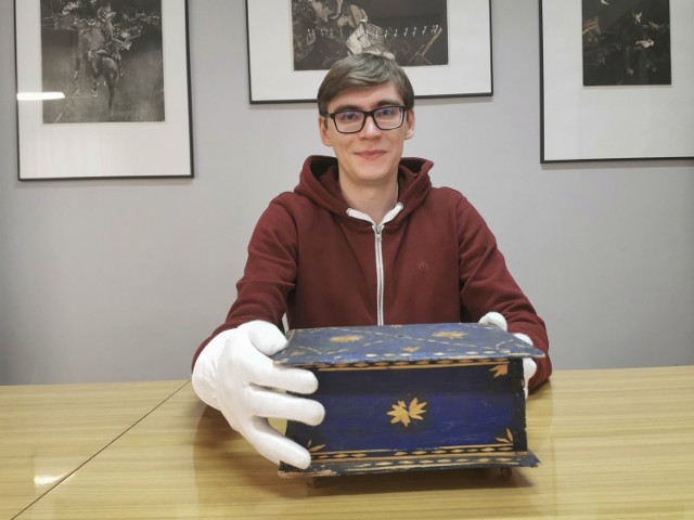 Dawid Żak prezentuje szkatułkę wykonaną przez jeńców radzieckich.