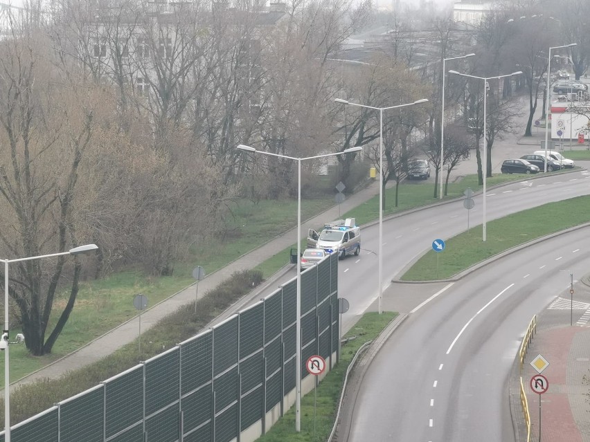 Starszy mężczyzna leżał w trawie na ulicy Toruńskiej we...