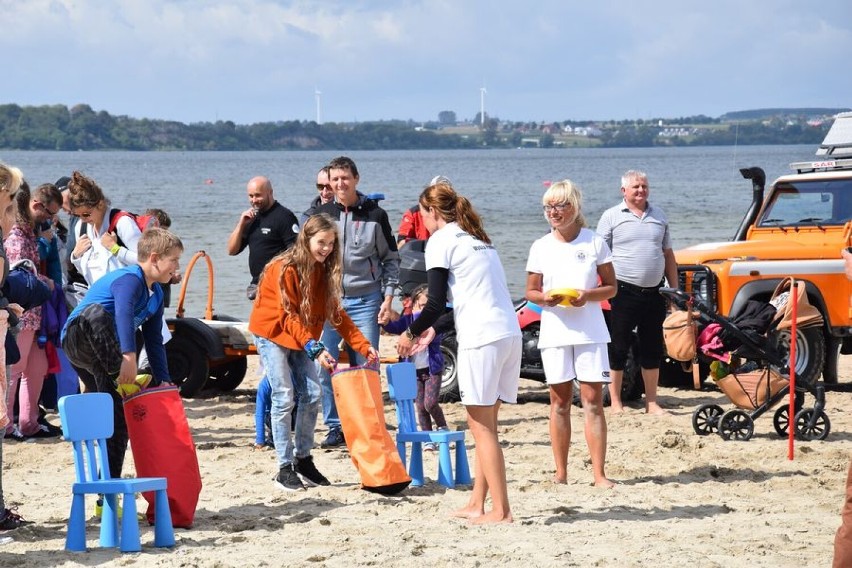 Pomorscy policjanci na plażach w Helu i w Pucku - „Bezpieczne wakacje 2021”