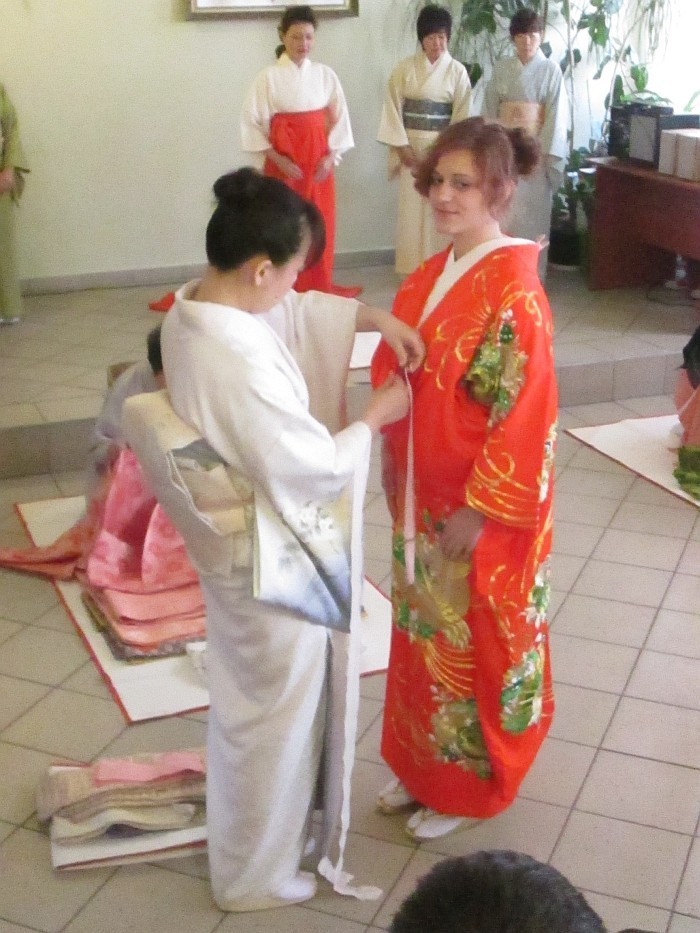 Japan Week Poznań - W liceum pokazali, jak zakładać kimono