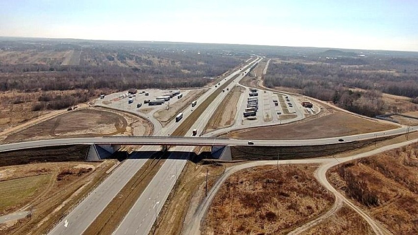 Na zdjęciach dwa odcinki budowanej autostrady A1: odcinek F...