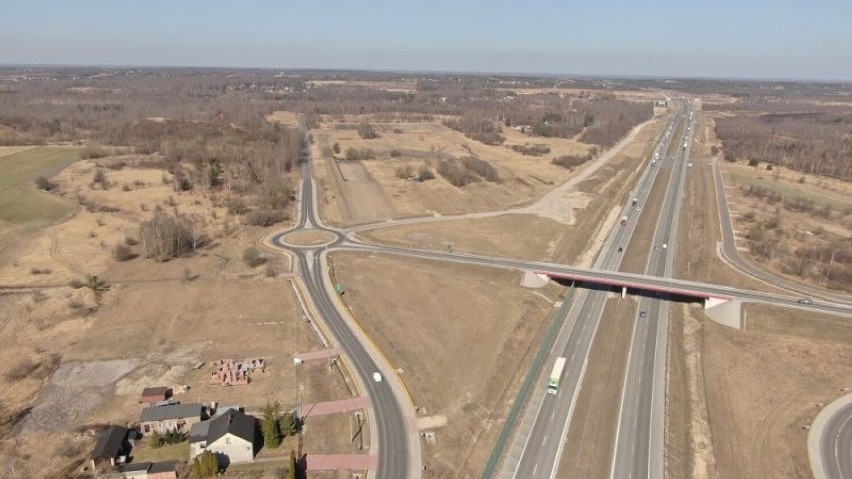 Na zdjęciach dwa odcinki budowanej autostrady A1: odcinek F...