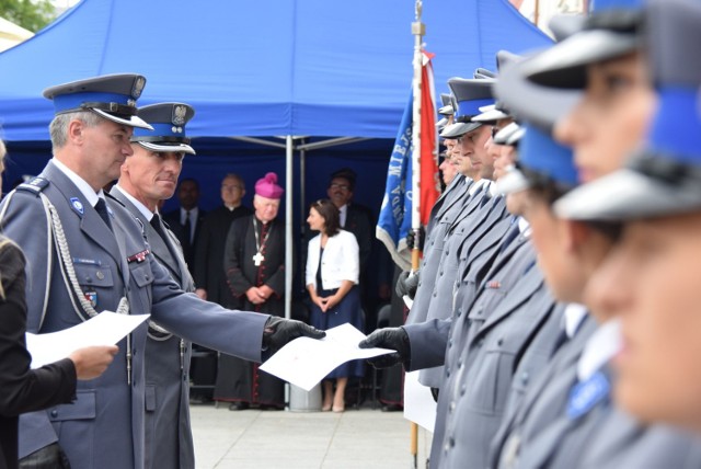 Uroczysta zbiórka z okazji Święta Policji w Krośnie miała wyjątkową oprawę. W tym roku przypada 100-lecie powołania Policji Państwowej. Dlatego krośnieńscy policjanci świętowali na krośnieńskim rynku. 

Zbiórkę na głównym placu miasta poprzedziła msza pod przewodnictwem Metropolity Przemyskiego abp Adama Szala w kościele pw. Trójcy Przenajświętszej. 

Na Rynku funkcjonariuszom za dobrą współpracę dziękowali samorządowcy, parlamentarzyści, przedstawiciele innych służb mundurowych i instytucji. 

Uroczystość uświetniła Orkiestra Dęta z Miejsca Piastowego. 

72 policjantów odebrało awanse na wyższe stopnie: 9 w korpusie młodszych oficerów, 31 w korpusie aspirantów policji, 22 w korpusie podoficerów i 10 w korpusie szeregowych. Obchodom towarzyszyła wystawa w podcieniach rynku. Złożono też kwiaty przed pomnikiem Marszałka Józefa Piłsudskiego. 

ZOBACZ TEŻ: Nowy sztandar dla Komendy Miejskiej Policji w Rzeszowie
