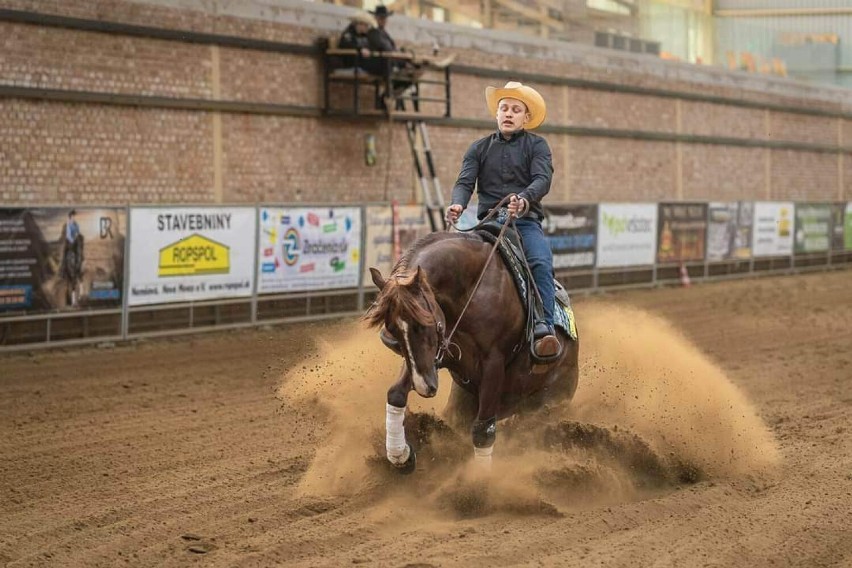 Piwniczna-Zdrój. Dominik Kędzierski rodem z westernu. Został podwójnym Championem Roku 2022 w dyscyplinie jeździeckiej reining 