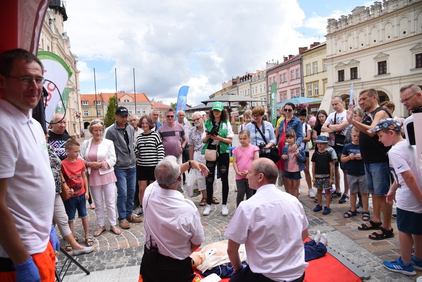 Na jarosławskim Rynku trwa Piknik Rodzinny. Symulator dachowania, darmowe badania, konkursy i wiele innych atrakcji [ZDJĘCIA]
