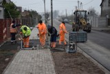 CZEMPIŃ. Droga w Srocku Wielkim zyskała już nową nawierzchnię asfaltową. Przebudowa drogi zakończy się w styczniu [ZDJĘCIA]