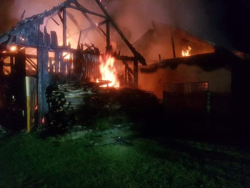 Nocny pożar w Załężu. Z ogniem walczyło 10 zastępów straży pożarnej [ZDJĘCIA]