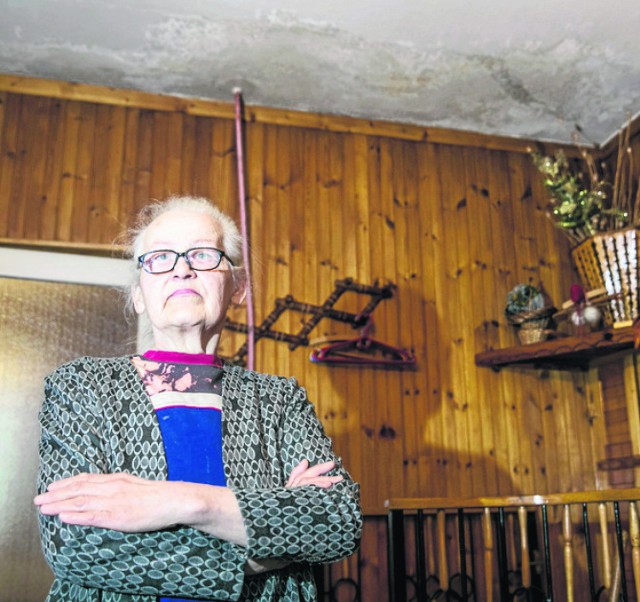 Maria Bil ma 72 lata, mieszka sama w domu z cieknącym dachem