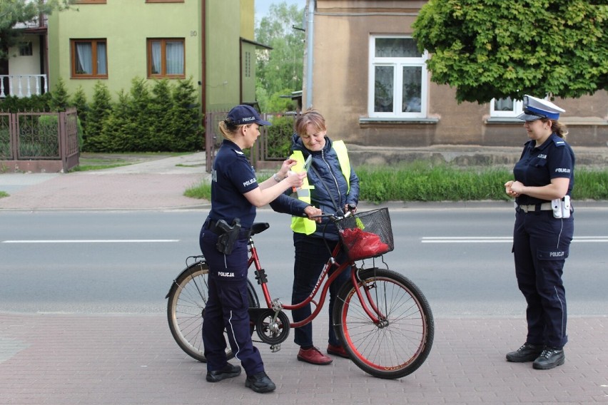 Policjanci rozdawali rowerzystom w Zduńskiej Woli odblaskowe...