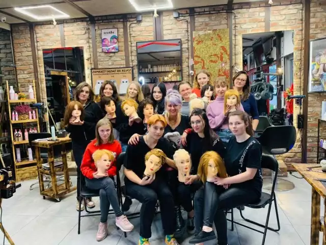 W skarżyskiej Ambasadzie Stylu odbyły się warsztaty dla dziewcząt z Ochotniczego Hufca Pracy, chcących zostać fryzjerkami.