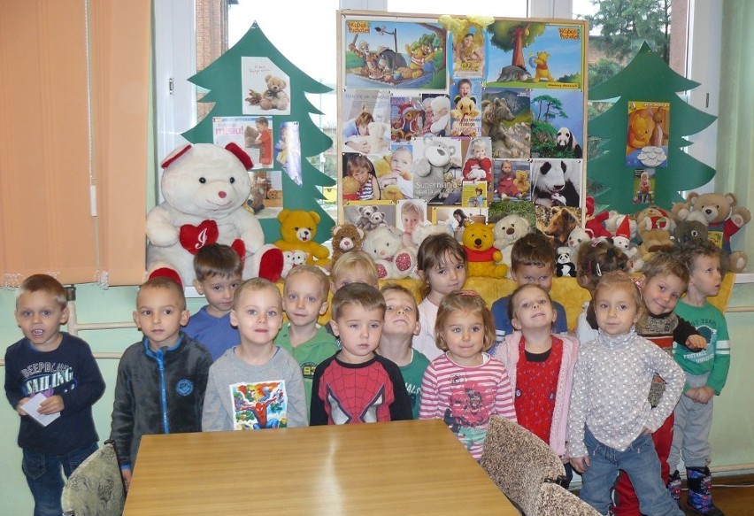 Przedszkole Nr 13 w Rybniku: dzieciaki u Pluszowego Misia