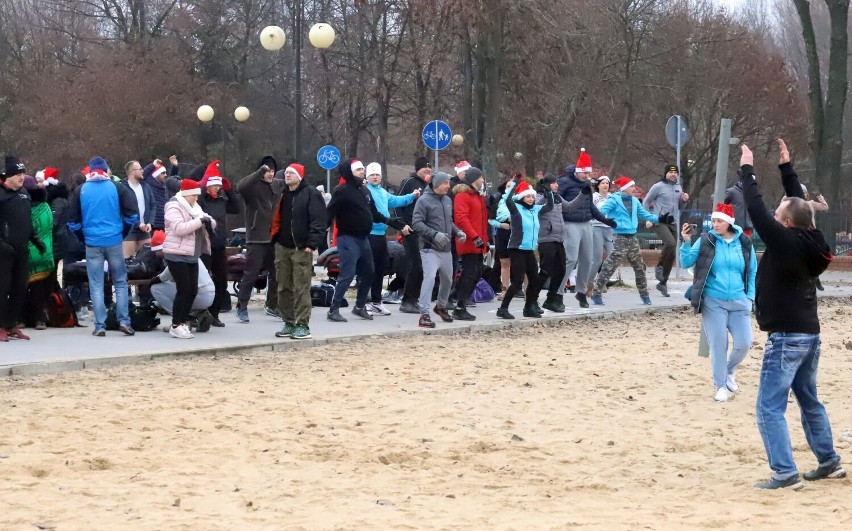 Radom. Mikołajkowe Morsowanie nad zalewem Borki. Radomskie Morsy znowu w wodzie. Zobacz zdjęcia