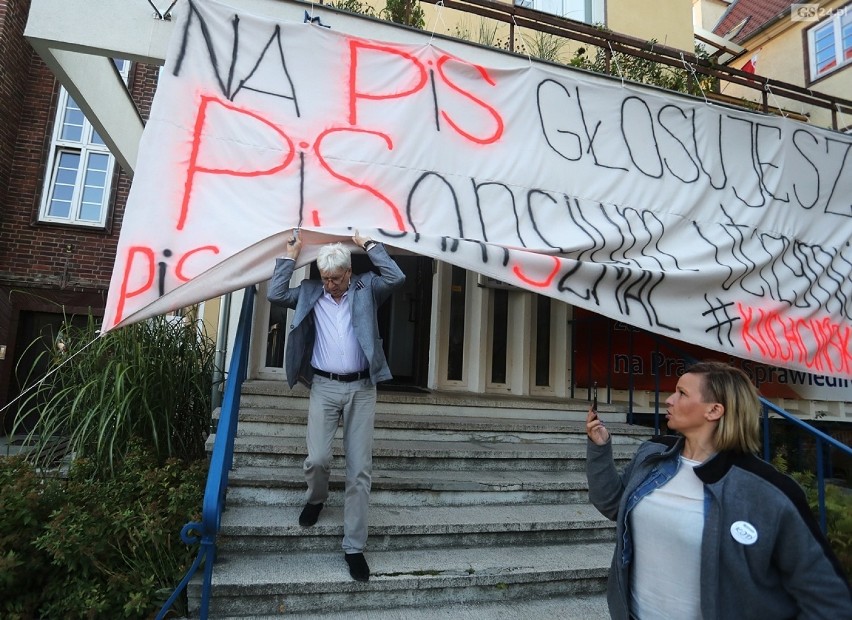 "Na PiS głosujesz? PiSancjum utrzymujesz" - protest Komitetu Obrony Demokracji
