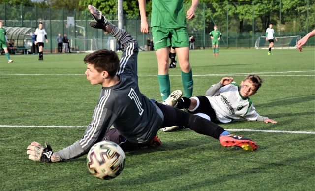 Małopolska Liga Trampkarzy. KS Chełmek - BKS Bochnia 2:1. Na zdjęciu: Kamil Olszak (biała koszulka) strzela gola na wagę zwycięstwa dla gospodarzy