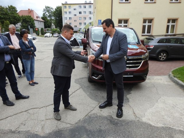 Kluczyki od przedstawiciela marki odebrał dyrektor szkoły Robert Jasek.