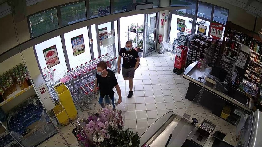 Policja szuka sprawców kradzieży dokonanej w sklepie Dino w Kodrębie. Poznajesz? Zgłoś!