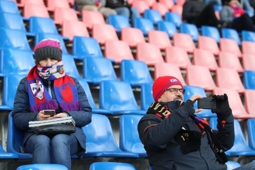 Piast Gliwice – Zagłębie Lubin 2:0. Ponad 4.000 widzów przy Okrzei. Nie brakowało „uprzejmości” ze strony kibiców obu drużyn ZDJĘCIA KIBICÓW