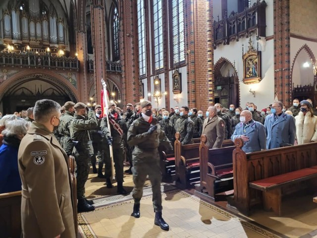 Pierwsza niedziela adwentu rozpoczęła służbę żołnierzy WOT w Wałbrzychu. Tuż po niej żołnierze złożyli uroczystą przysięgę.