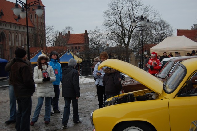 Przed teatrem obejrzeć można było m.in. syrenkę i dużego fiata