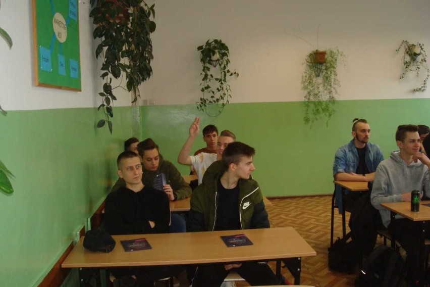 Nowy Dwór Gdański. Uczniowie ZS nr 2 uczestniczyli w spotkaniu z przedstawicielami wyższych uczelni [ZDJĘCIA]