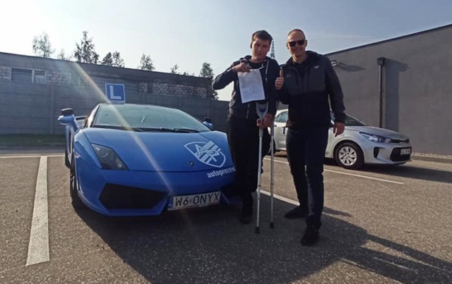 Wyjątkowym lamborghini gallardo o pojemności 5,2 litra i mocy 560 koni mechanicznych, zdał egzamin na prawo jazdy w Chojnicach Krzysztof Kowalik z Przechlewa