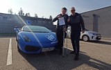 Mieszkaniec Przechlewa zrobił to jako pierwszy na świecie i to w Chojnicach! Zdał prawo jazdy jadąc… lamborghini! 