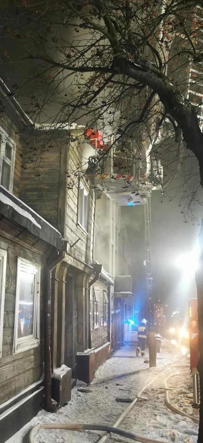 Pożar drewnianego budynku wielorodzinnego na ul. Długiej w Zgierzu