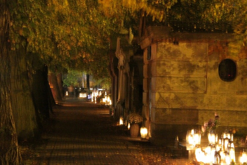 Krotoszyński cmentarz nocą robi wrażenie i zmusza do...