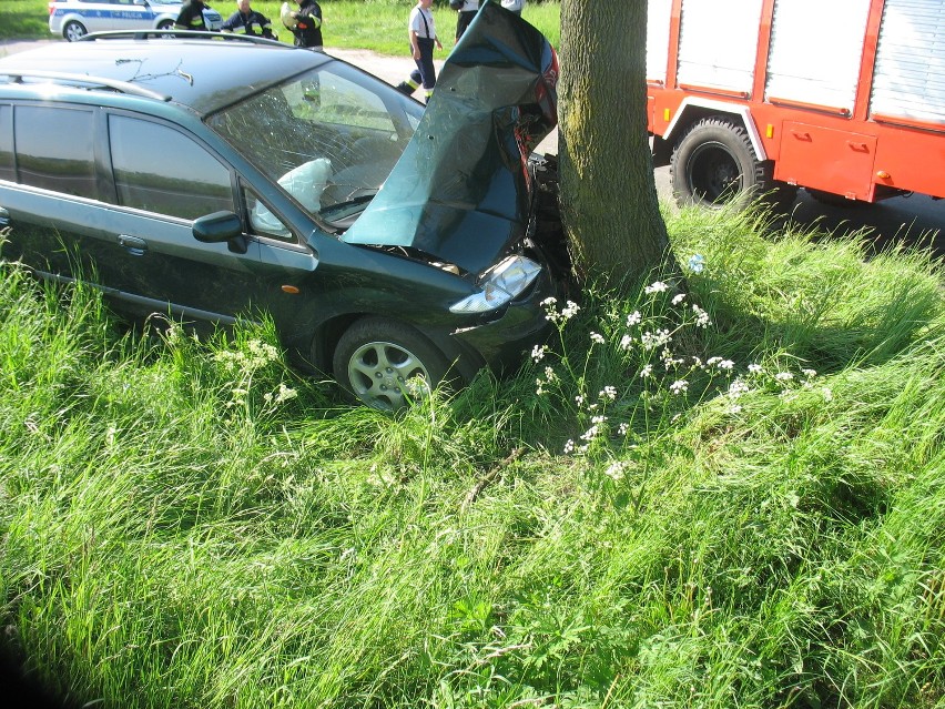 Mazda uderzyła w drzewo. Kierująca i pasażerka zostały odwiezione do szpitala