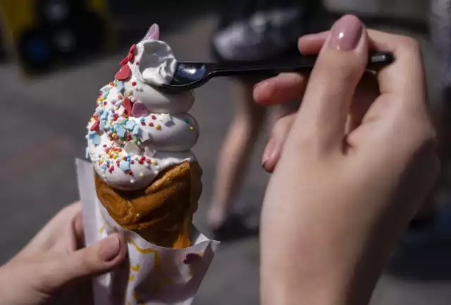 Japoński deser z rybką jest podobno hitem tego lata w Warszawie. Lodowy sorbet w świeżo pieczonym wafelku w filuternym kształcie ryby dobrze wygląda na Instagramie i jeszcze lepiej smakuje. -To typowy japoński przysmak. Ciasto nadziewane jest zazwyczaj dosłodzoną fasolą azuki. My zastosowaliśmy krem czekoladowy, krem kokosowy i owoce. Musieliśmy to trochę podmienić pod polskie realia – wyjaśniał nam niedawno Adrian Sosnowski, właściciel Taiyaki WAW