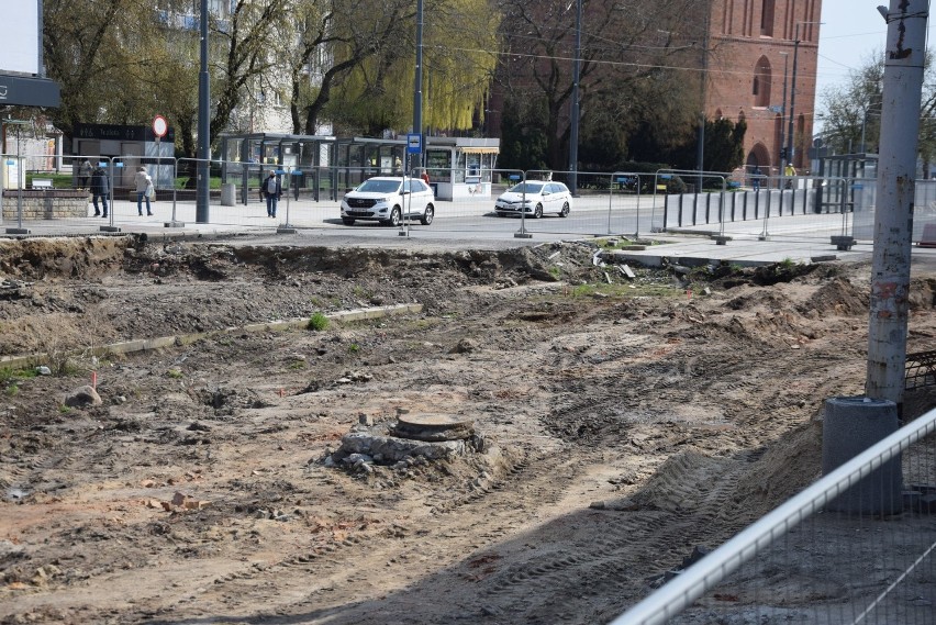 Prace na ul. Chrobrego trwają na całej szerokości jezdni.