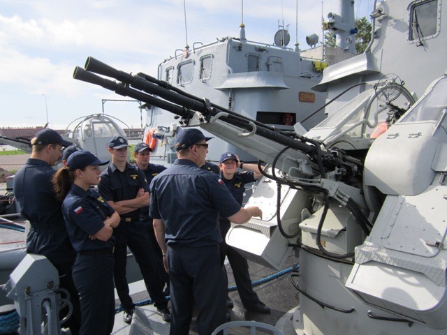 Studenci Wydziału Nawigacji i Uzbrojenia Okrętowego AMW po praktykach z torpedami, minami i trałami
