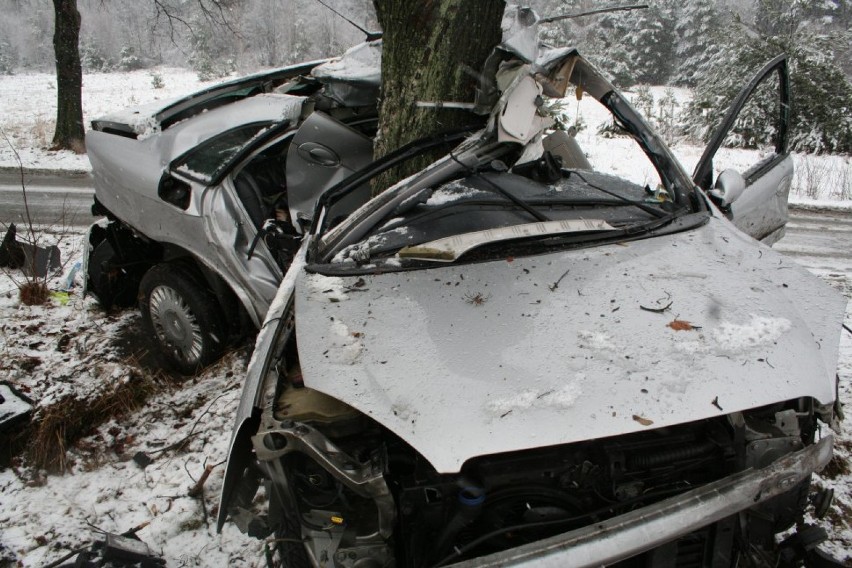 Gorzków Nowy: tragedia na drodze. Zginął 18-letni kierowca [ZDJĘCIA]