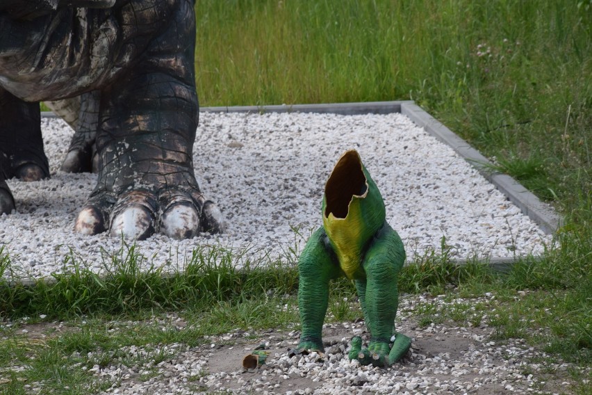 Zniszczono dinozaury na osiedlu Stawki [FOTO]