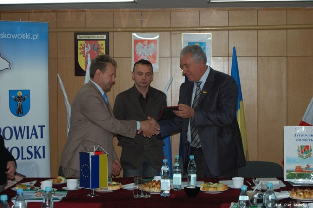 Od prawej Ryabinin Valentyn Przewodniczący Kremińskiej Rady Rejonowej, Rostysav Kramar-tłumacz, i Wojciech Rychlik- Starosta Zduńskowolski