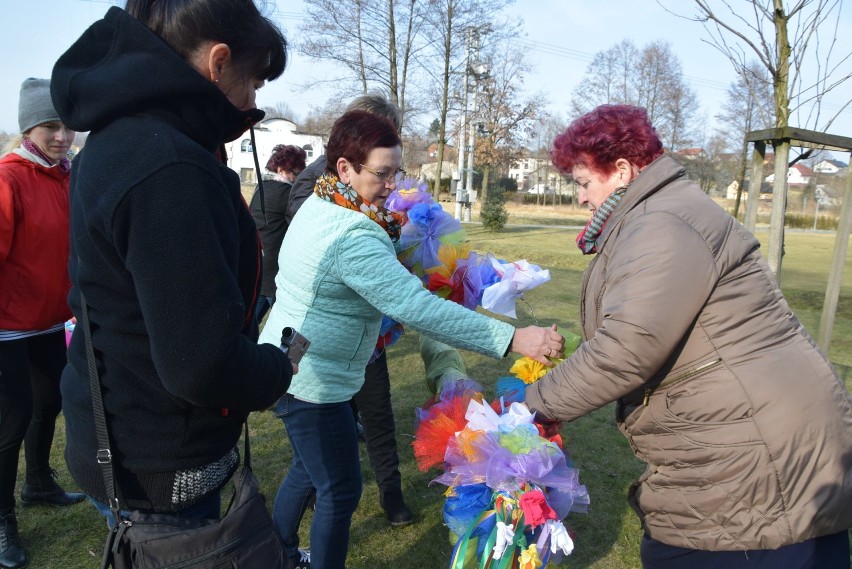 W Mszanie mieszkańcy postawili 15 metrową palmę