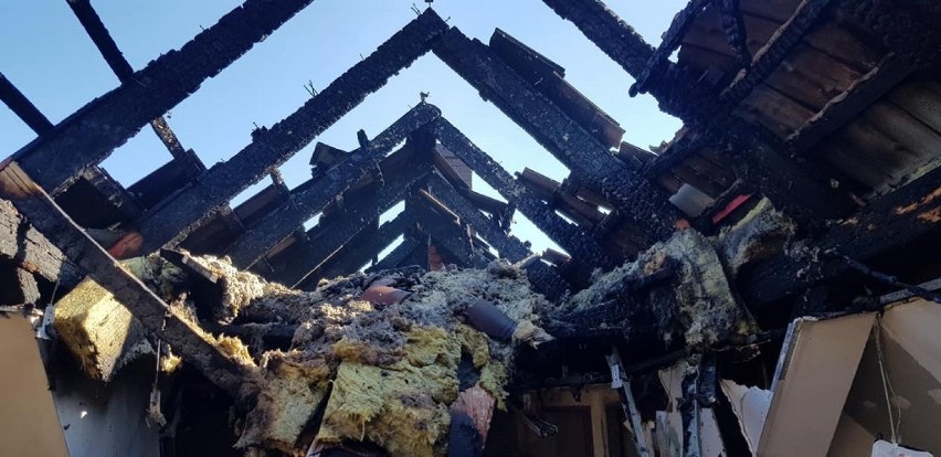 GÓRA. Pożar w Kamieniu Górowskim. Mieszkańcy jednego z domów stracili dach nad głową [ZDJĘCIA]