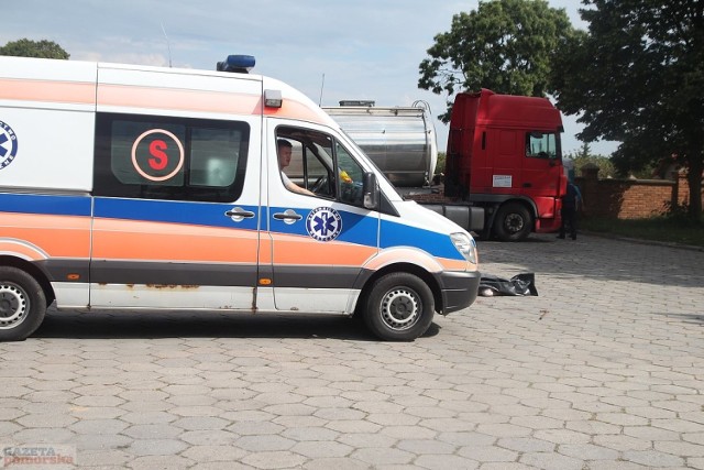 Do śmiertelnego wypadku doszło w Dobrzyniu nad Wisłą. Na placu manewrowym cysterna przejechała starszą kobietę. Na miejscu jest policja. Trwają oględziny miejsca wypadku.