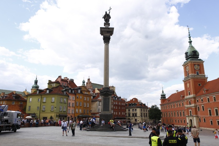 Szalik legii zawisł na kolumnie Zygmunta. Król uczcił...