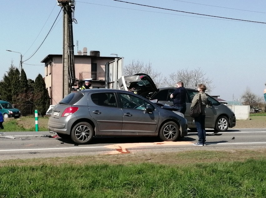 Zderzenie osobówek na ul. Koźmińskiej. Jedna osoba trafiła do szpitala [ZDJĘCIA]