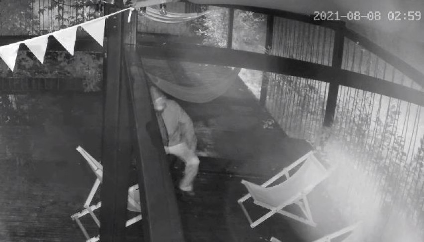Kamery nagrały złodzieja leżaków w Kielcach. Czy ktoś rozpoznaje mężczyznę? (WIDEO, zdjęcia)