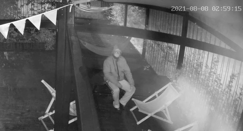 Kamery nagrały złodzieja leżaków w Kielcach. Czy ktoś rozpoznaje mężczyznę? (WIDEO, zdjęcia)