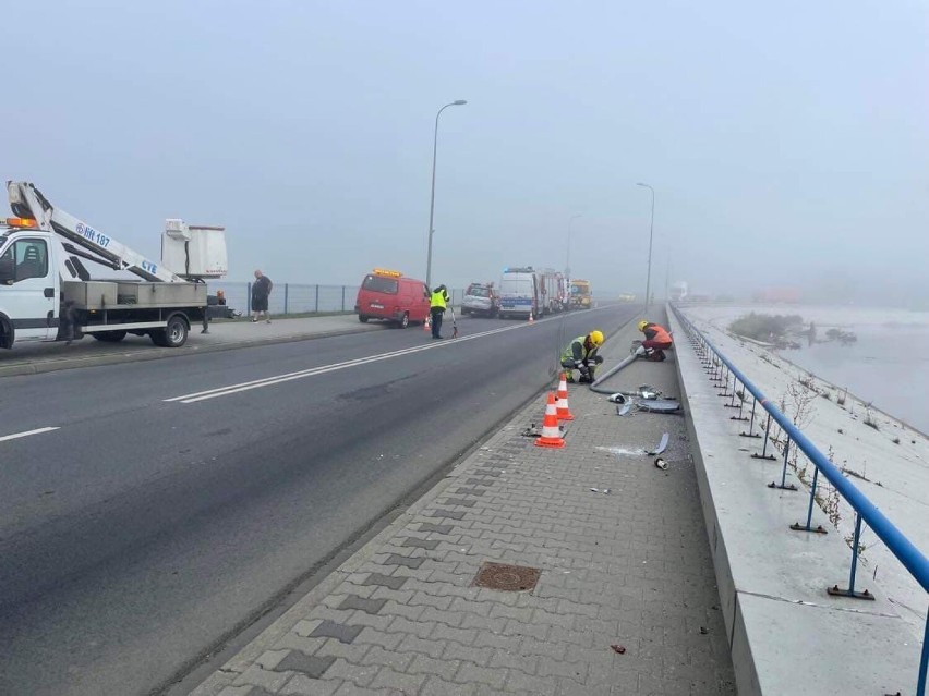 Dostawczak wjechał w słup oświetleniowy na tamie we Włocławku [zdjęcia]