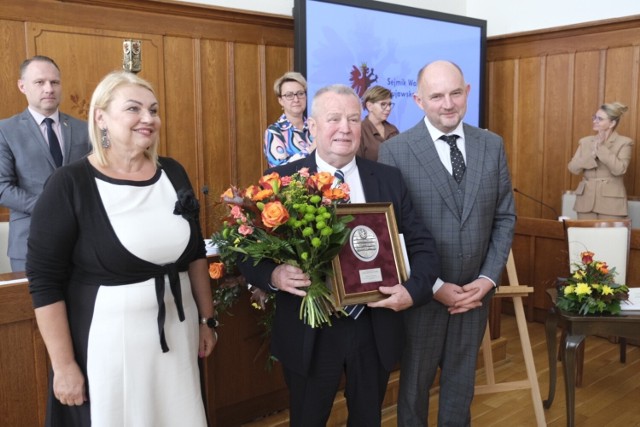 Dr Tomasz Wojciekiewicz odebrał w poniedziałek z rąk marszałka Piotra Całbeckiego Medal Unitas Durat Palatinatus Cuiaviano-Pomeraniensis
