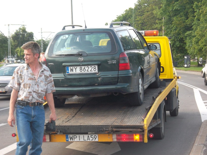 Wypadek na Wołoskiej. Zderzyły się trzy samochody (ZDJĘCIA)