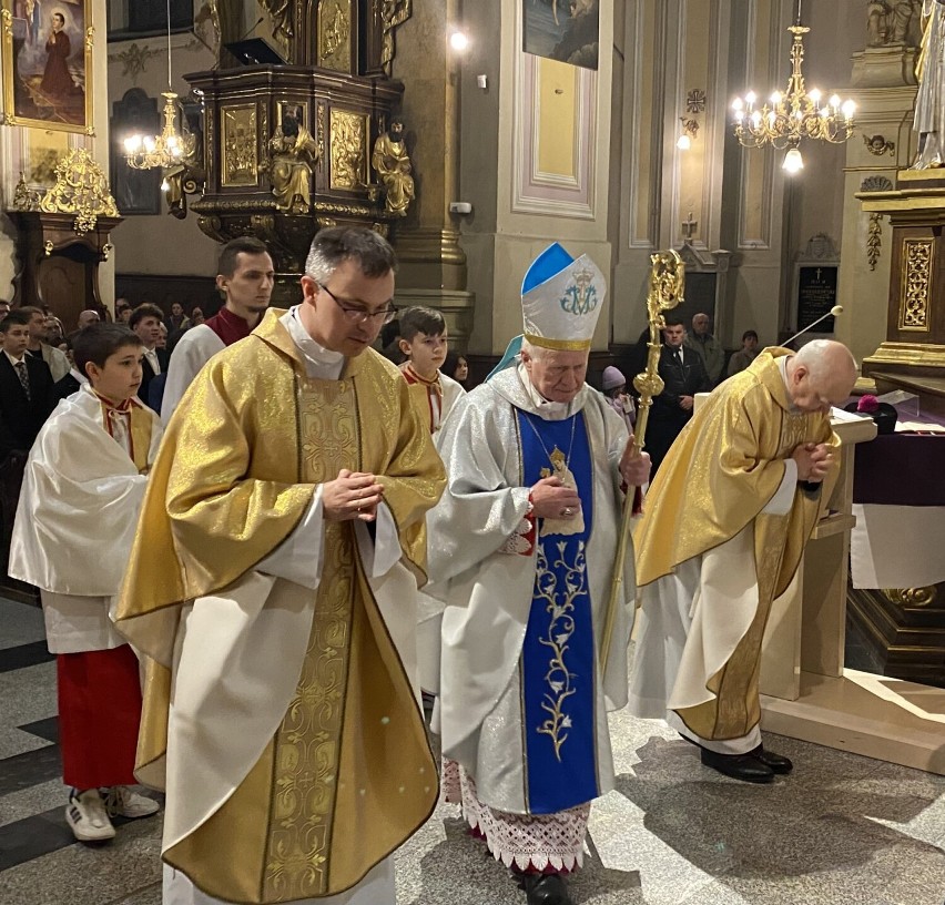 Arcybiskup Adam Szal udzielił w przemyskiej katedrze sakramentu bierzmowania 38 osobom [ZDJĘCIA]