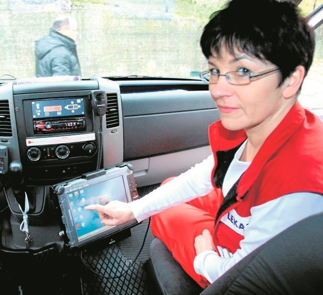 Pogotowie Nowy Sącz. Lek. Małgorzata Makosik demonstruje tablet w karetce