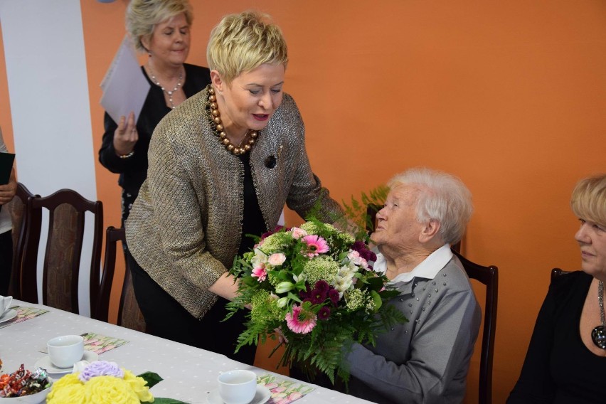 Swoje 100. urodziny w Domu Senior + świętowała Helena Grzelak, która nazywana jest przez bliskich Elą